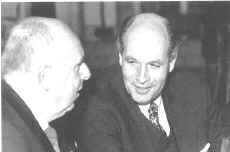 Dirk Goedhart (Philips International) discussing with Joep van Niewenhuizen (RDM Submarines BV), 1996.jpg (34294 bytes)