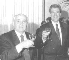 Michail Gorbachev with Ulrich Daldrup.jpg (60927 bytes)