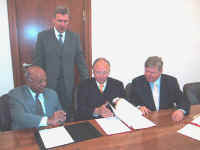 HWK Mauritius Unterzeichng 3 small.JPG (69776 bytes)